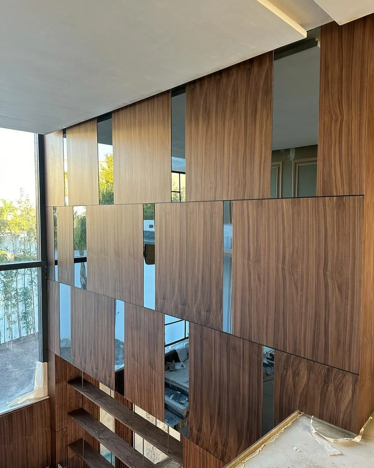 Habillage mural en panneaux de noyer réalisé par Lamouri Design
