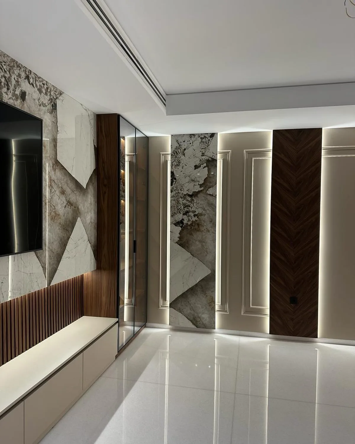 Habillage mural en bois et marbre avec banquette et éclairage indirect