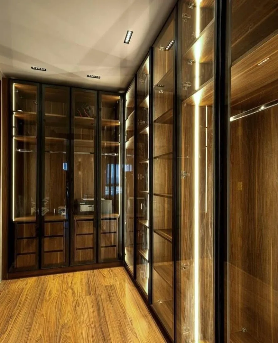 Dressing aux portes vitrées et cadres noirs, parquet en bois